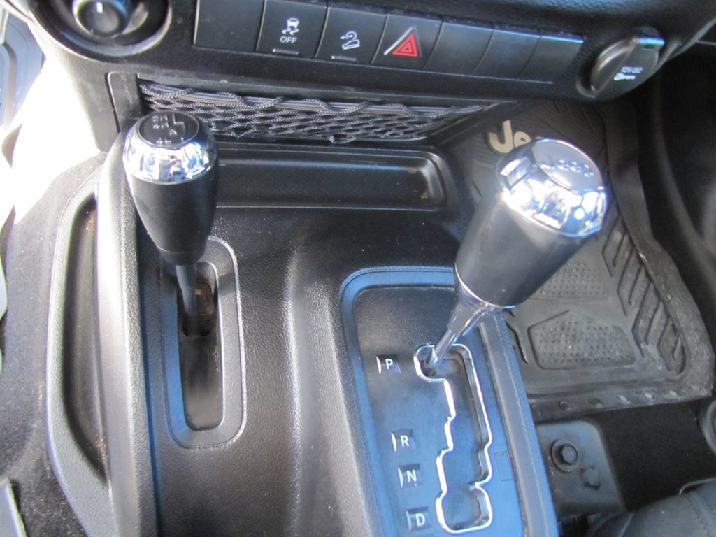Jeep Wrangler photo 12