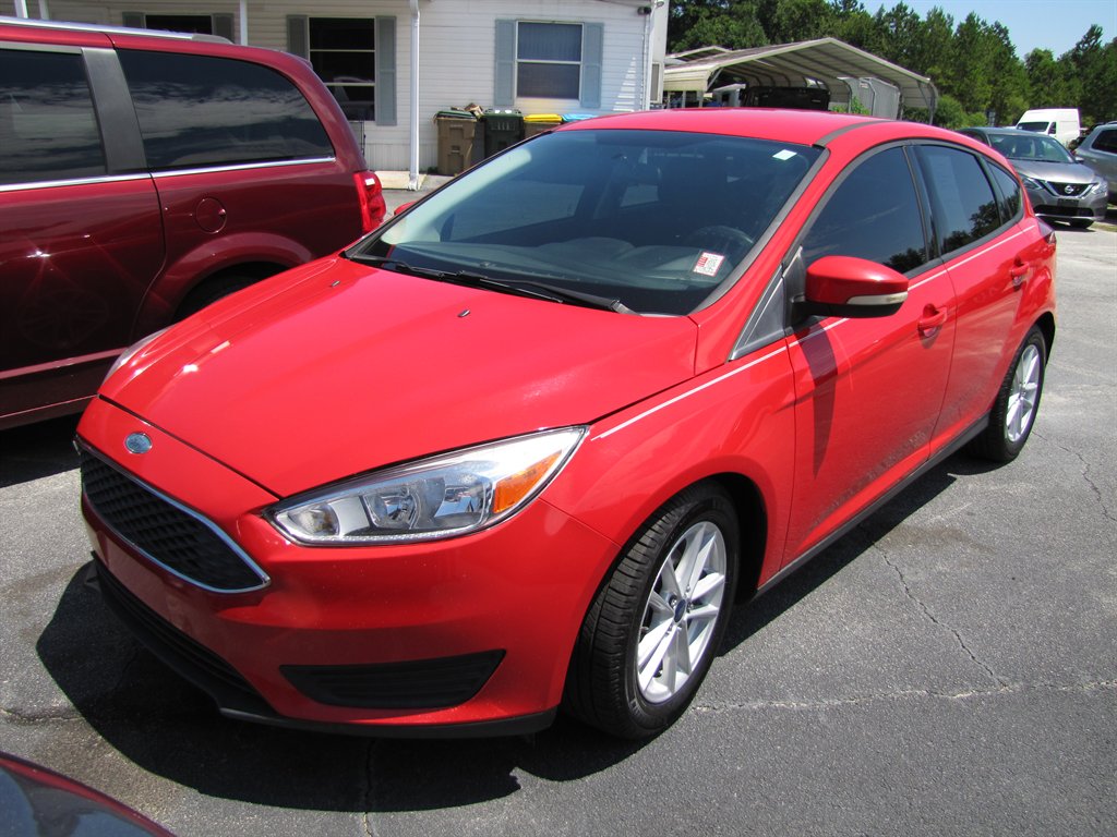 2017 Ford Focus SE's photo
