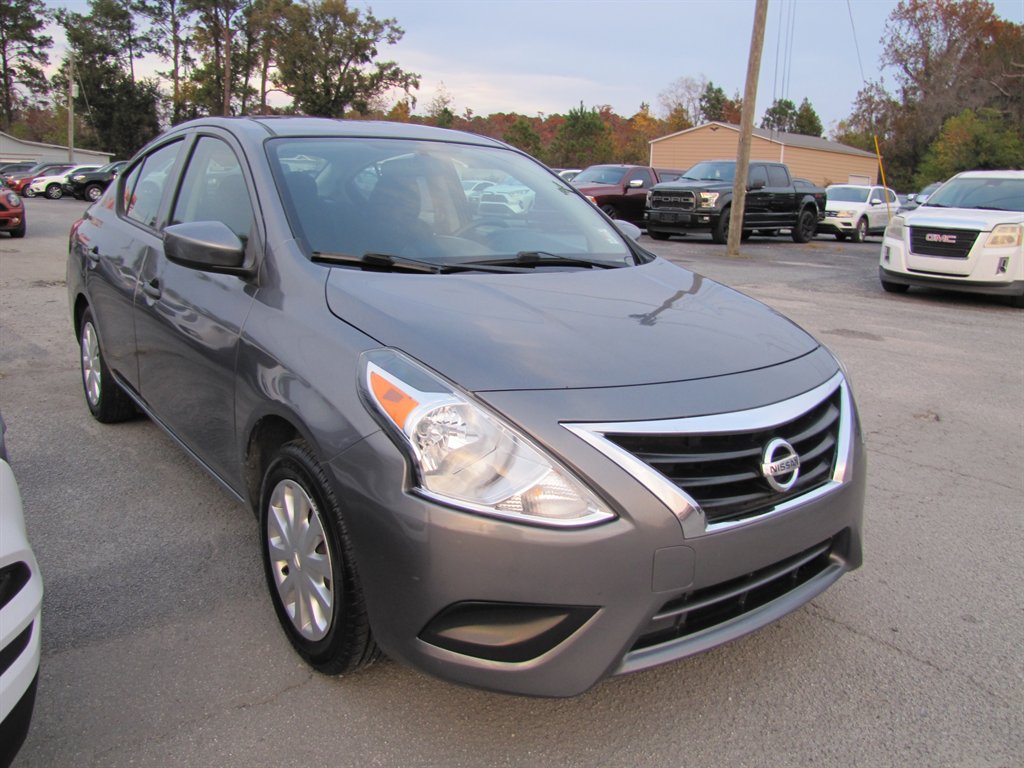 Nissan Versa photo 3