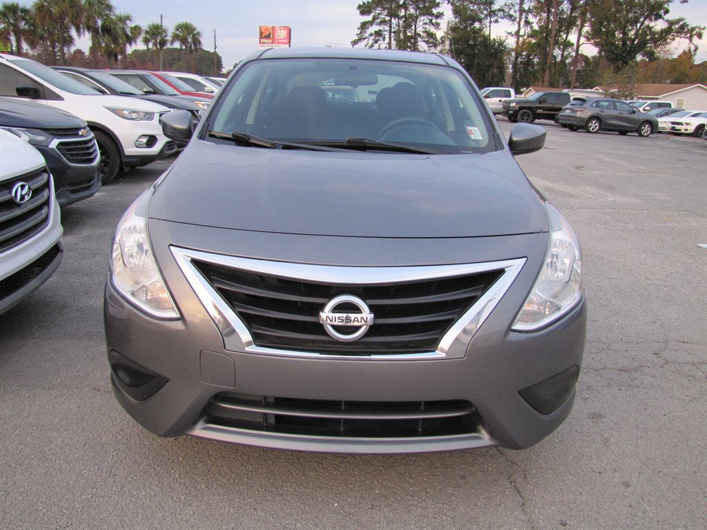 Nissan Versa photo 2