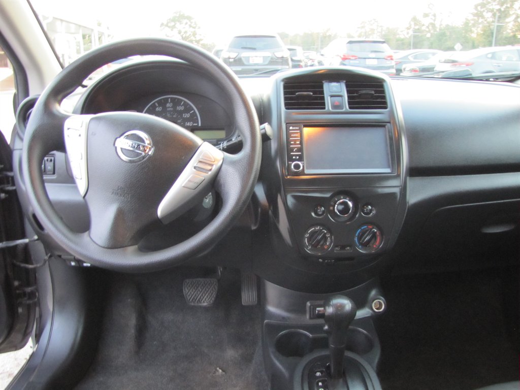 Nissan Versa photo 9