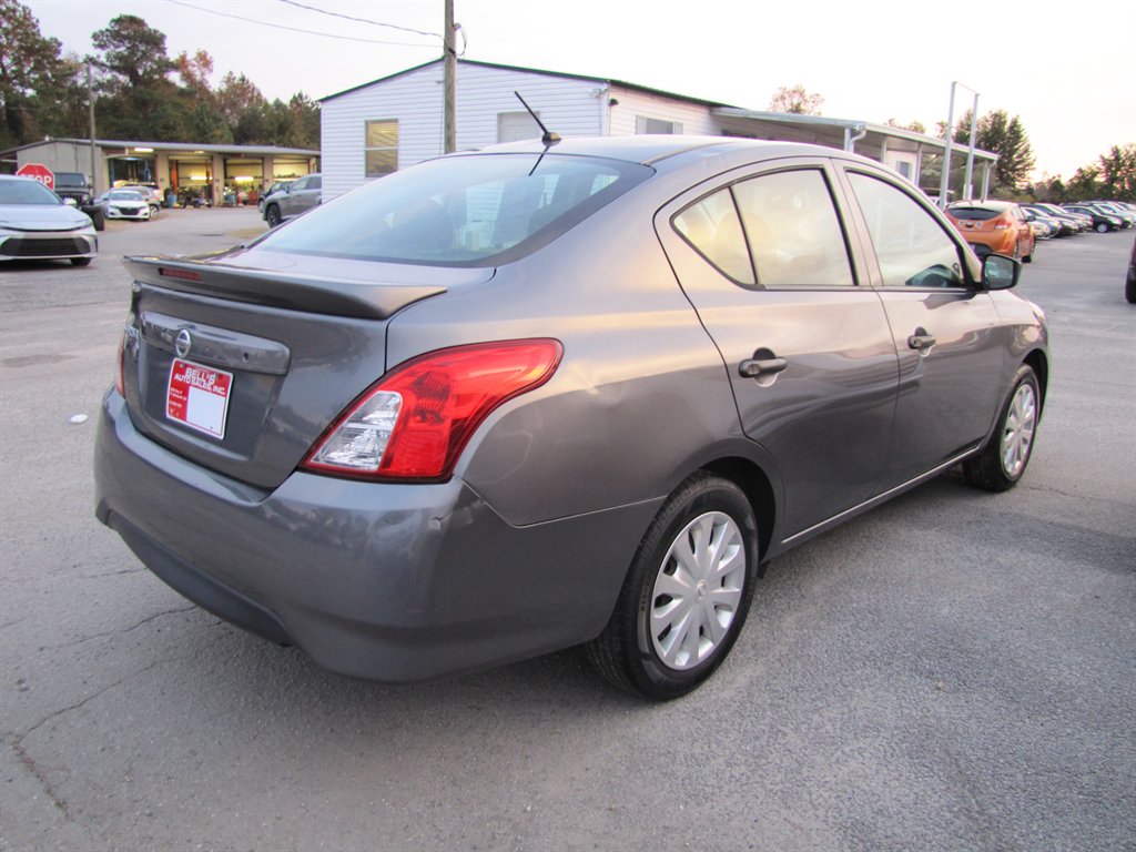 Nissan Versa photo 4