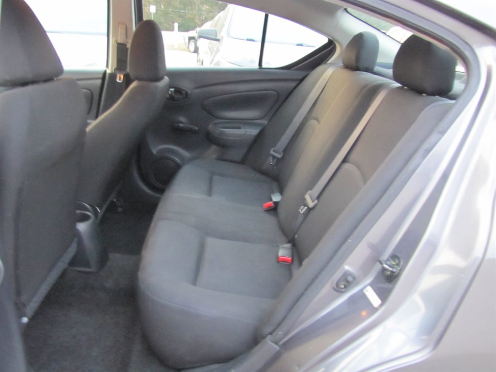 Nissan Versa photo 8