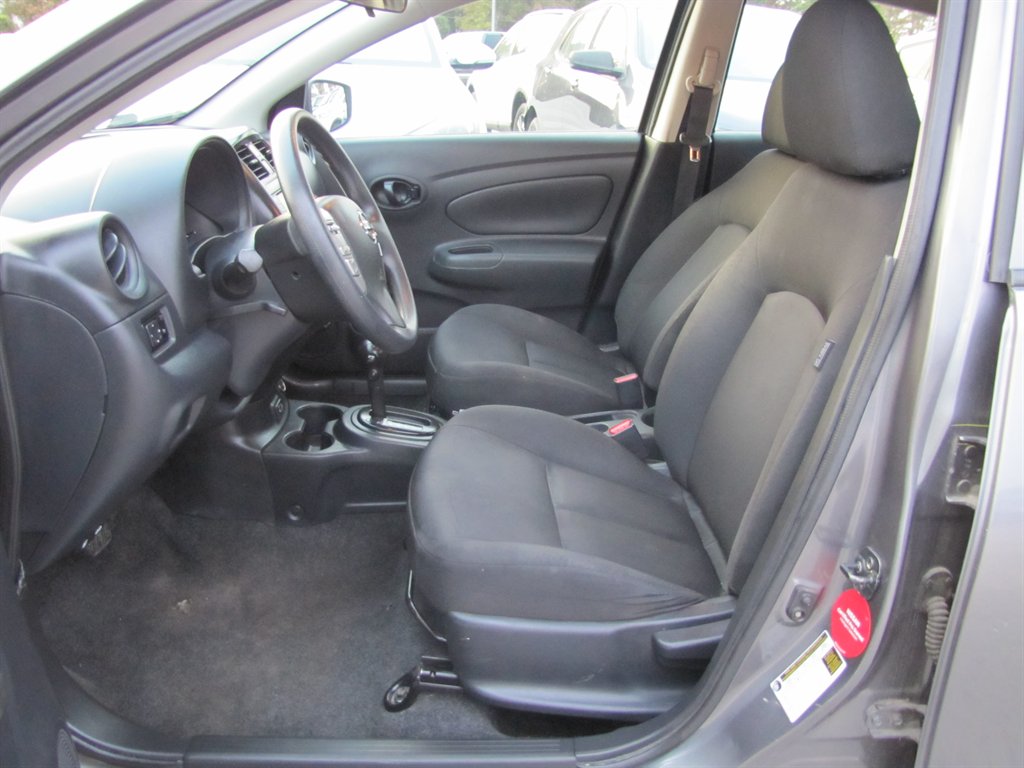 Nissan Versa photo 7