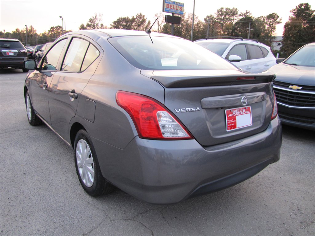 Nissan Versa photo 6