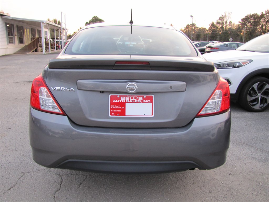 Nissan Versa photo 5