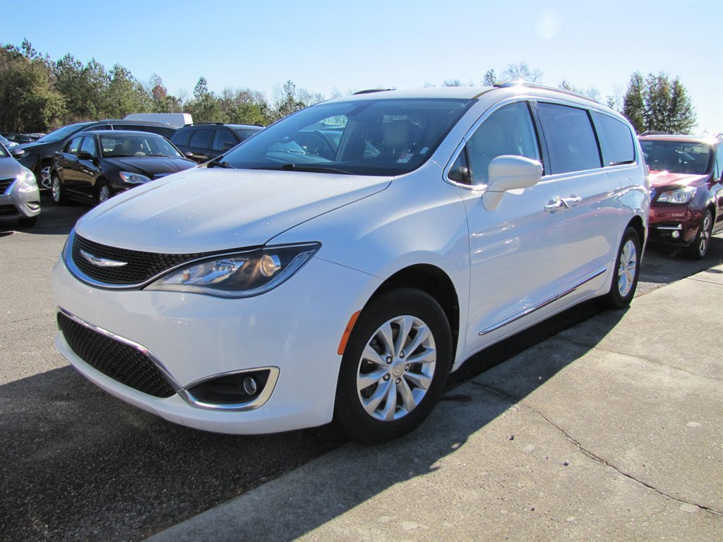 2018 Chrysler Pacifica Touring L's photo