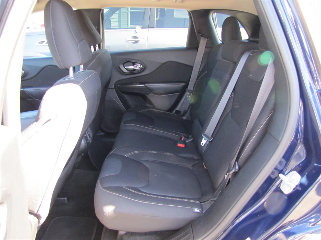 Jeep Cherokee photo 8