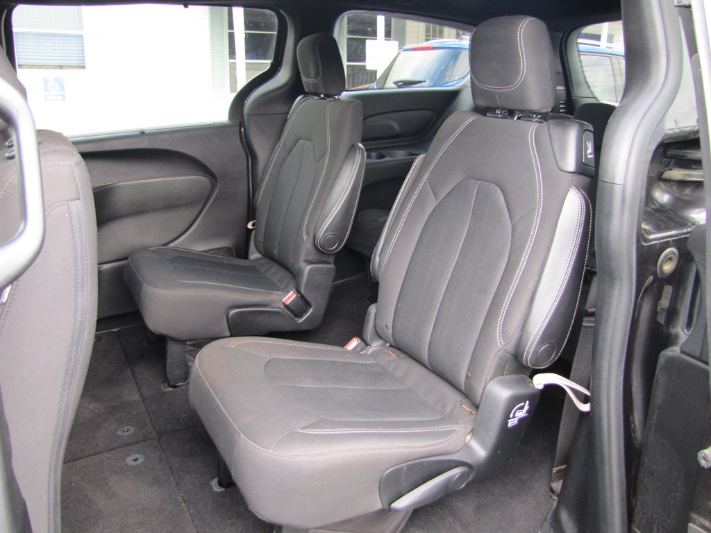 Chrysler Pacifica photo 8