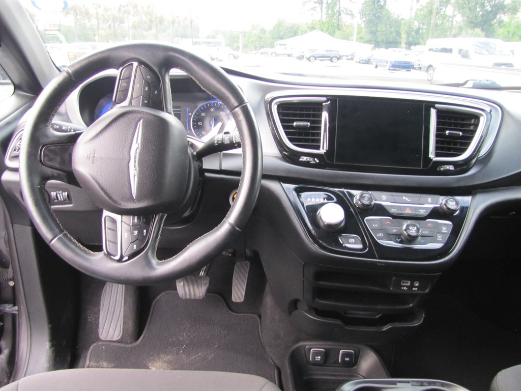 Chrysler Pacifica photo 10