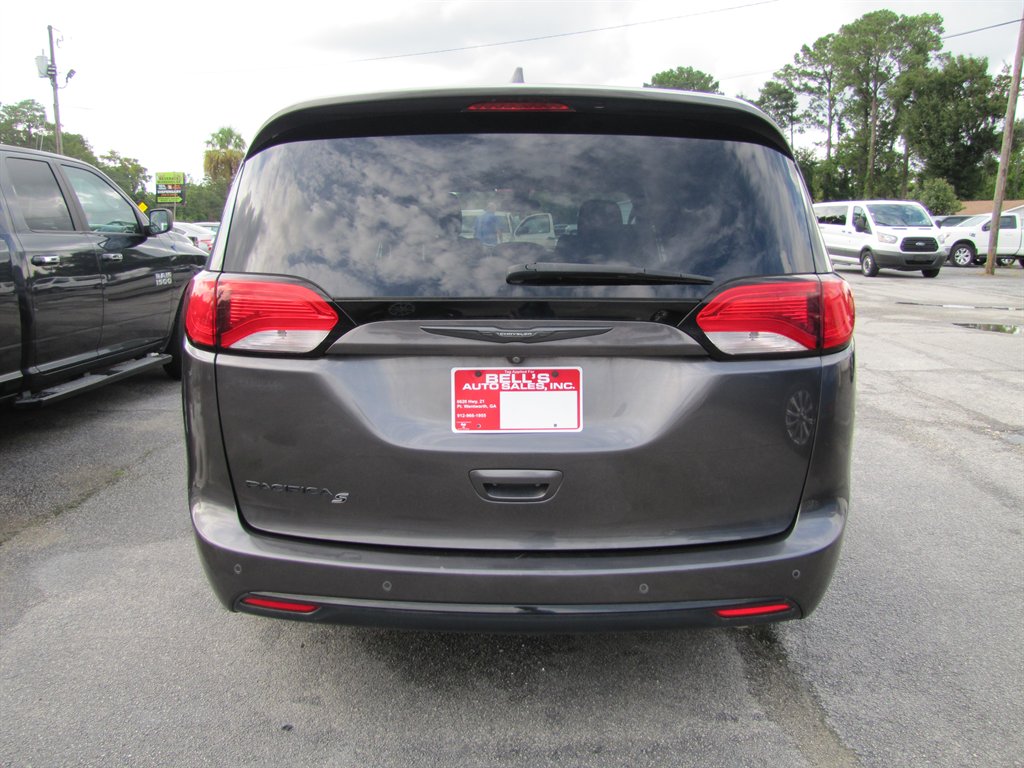 Chrysler Pacifica photo 5