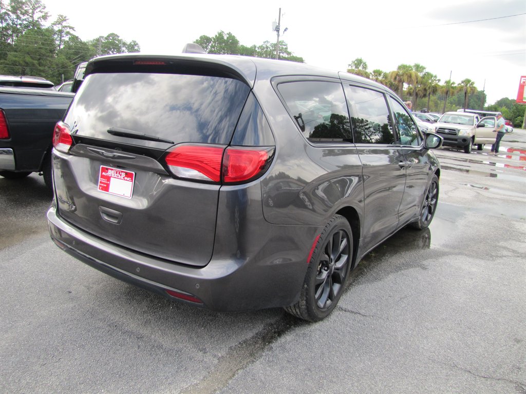Chrysler Pacifica photo 4