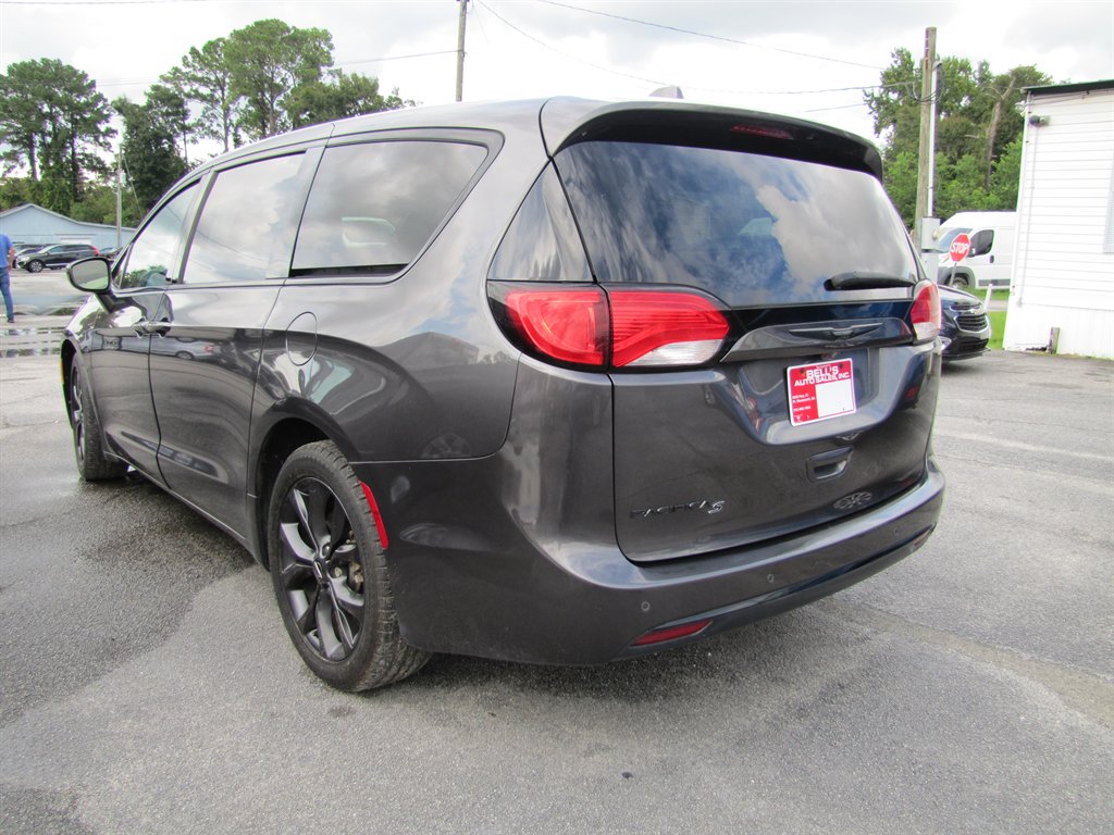Chrysler Pacifica photo 6