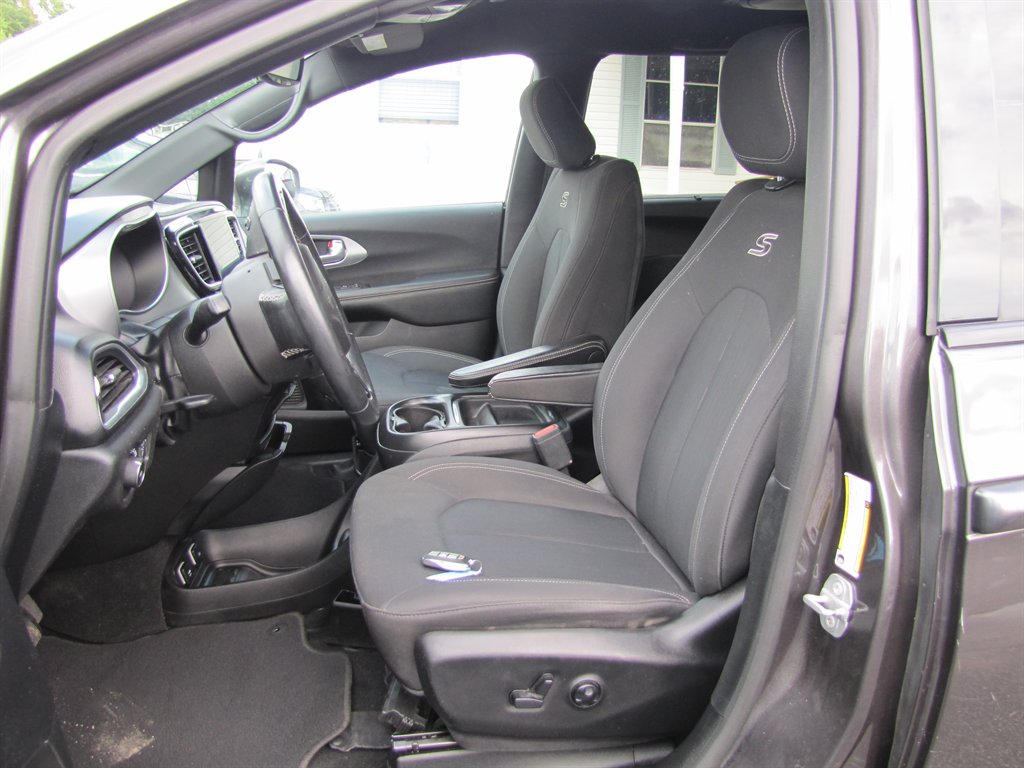Chrysler Pacifica photo 7