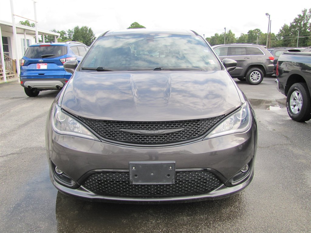Chrysler Pacifica photo 2