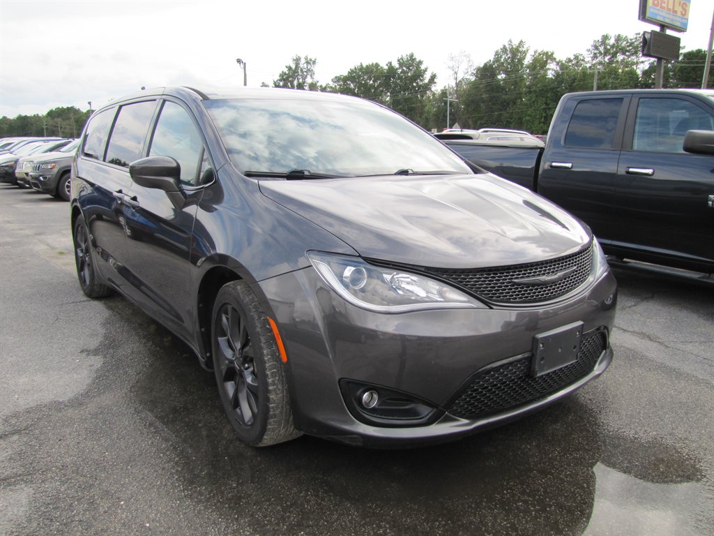 Chrysler Pacifica photo 3