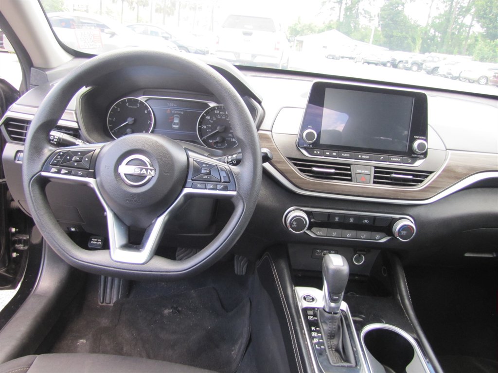 Nissan Altima photo 9