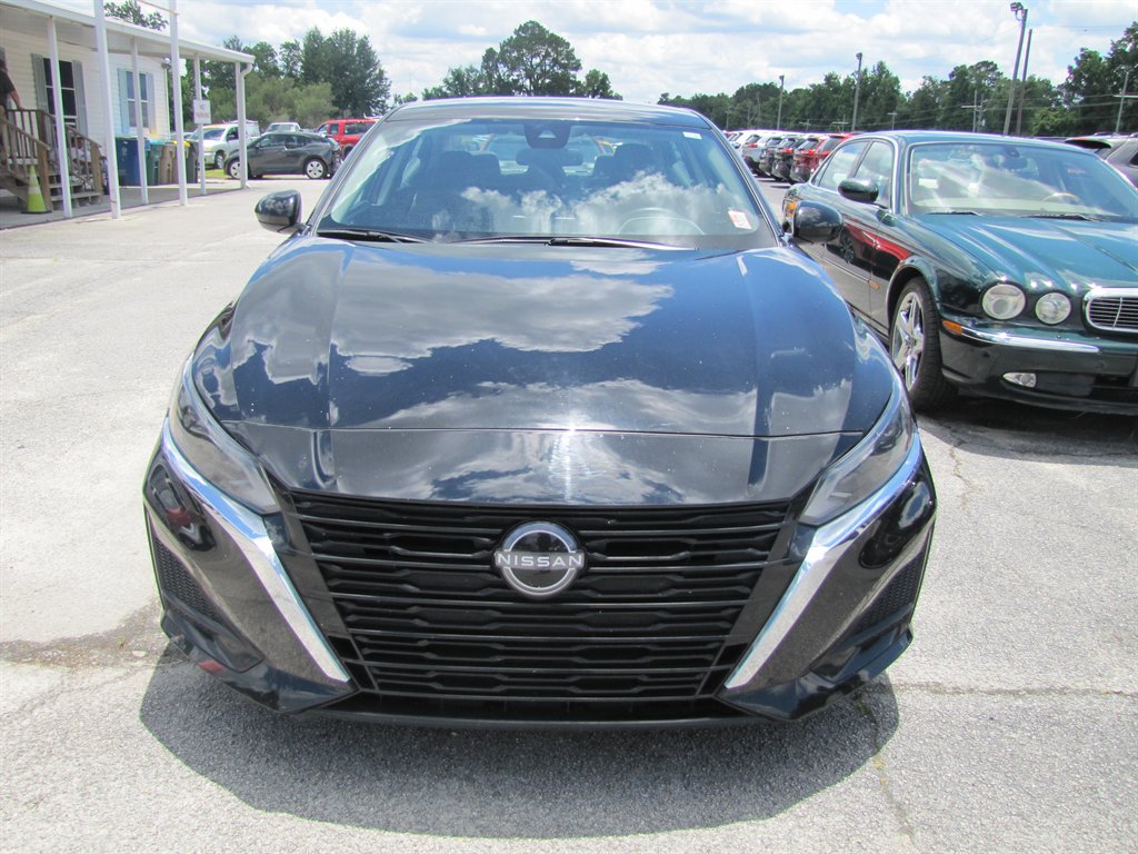 Nissan Altima photo 2