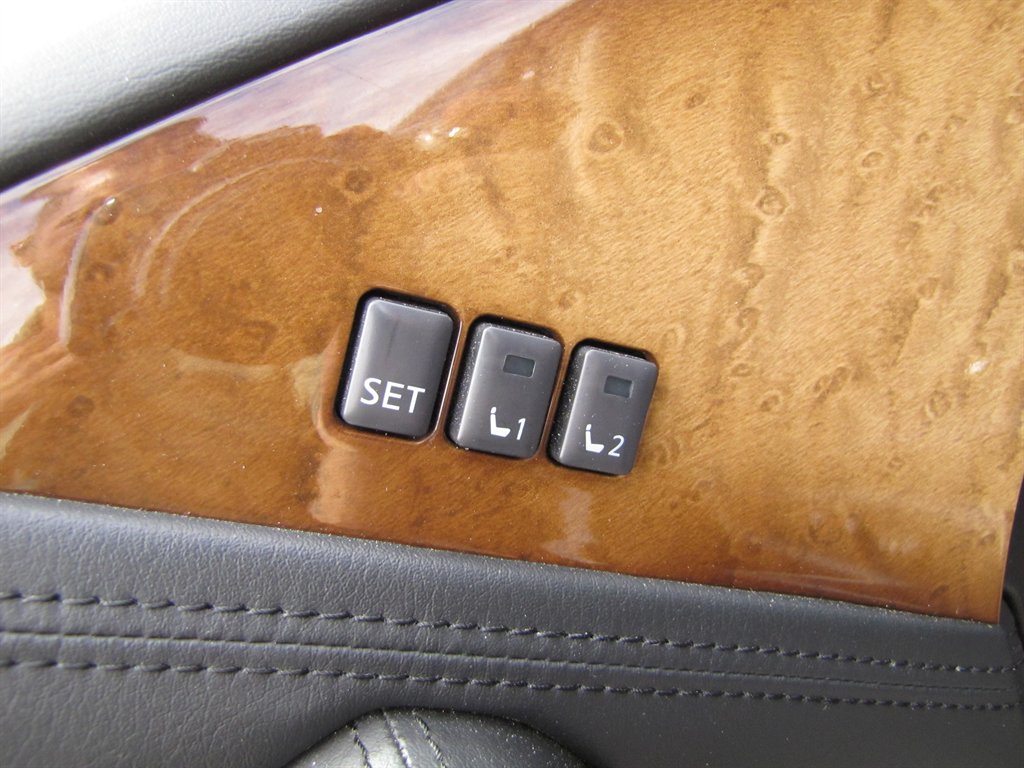 Infiniti QX80 photo 13