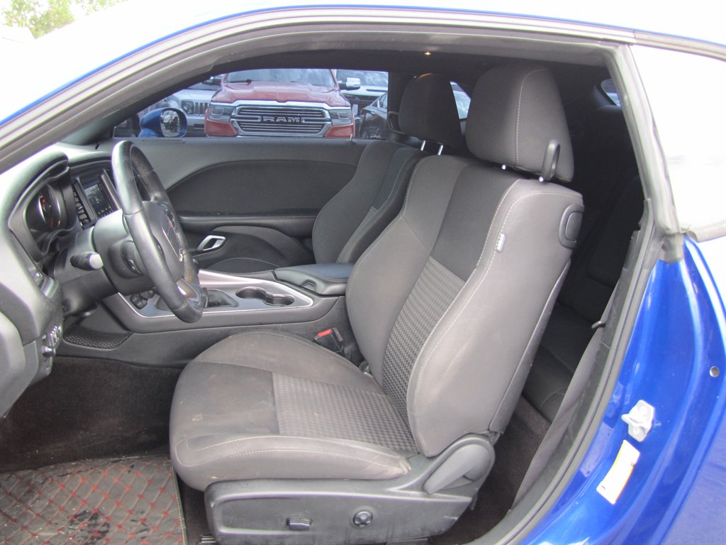 Dodge Challenger photo 8