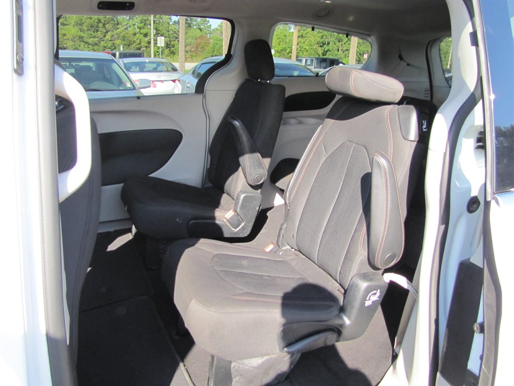 Chrysler Pacifica photo 6