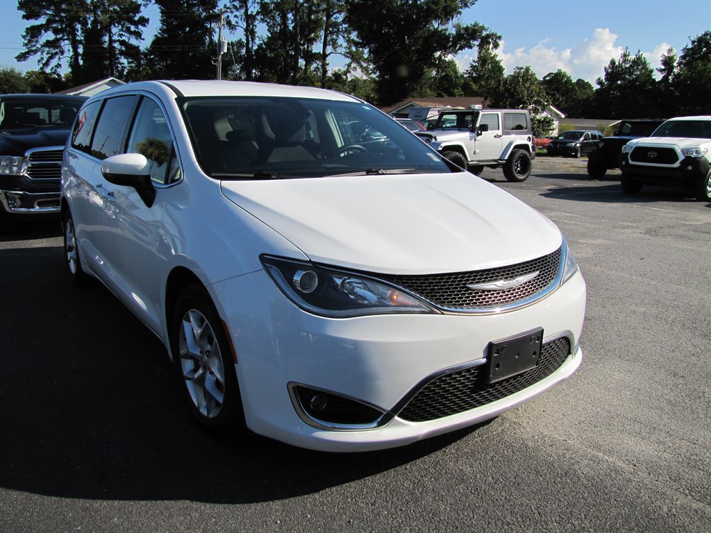 Chrysler Pacifica photo 2