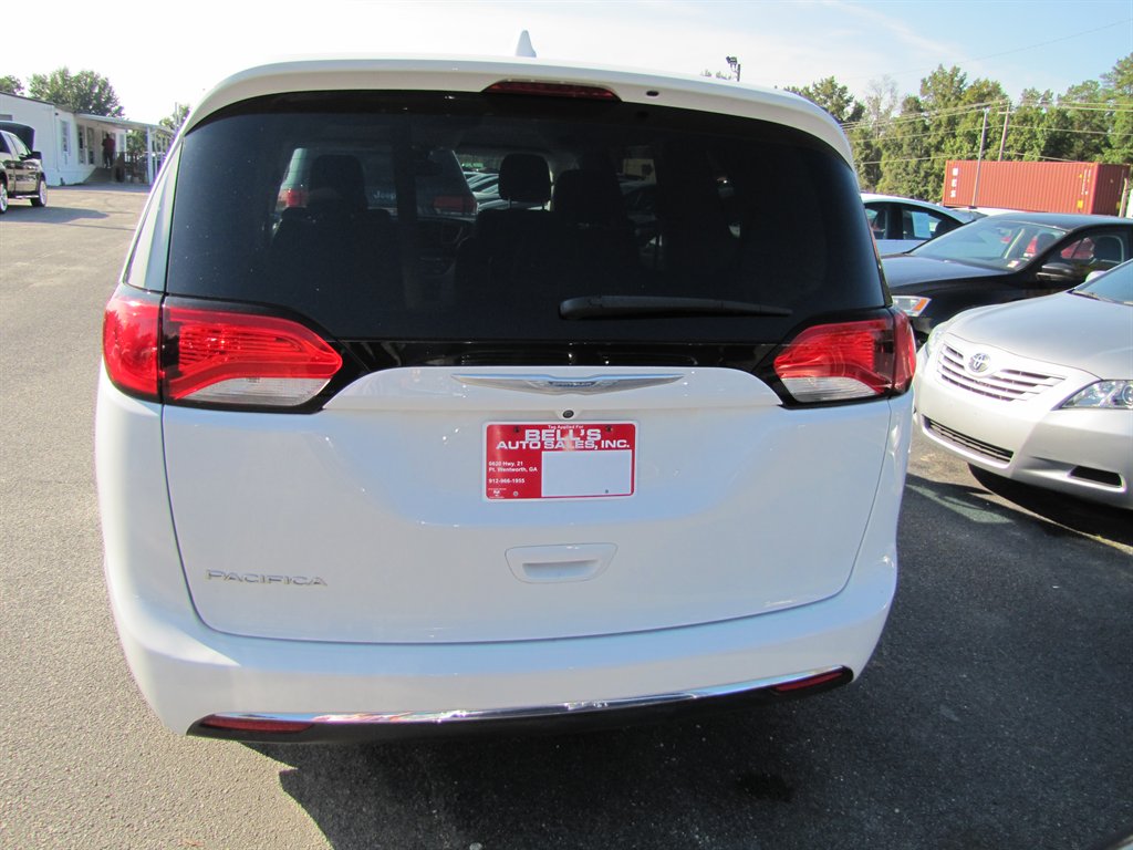 Chrysler Pacifica photo 4
