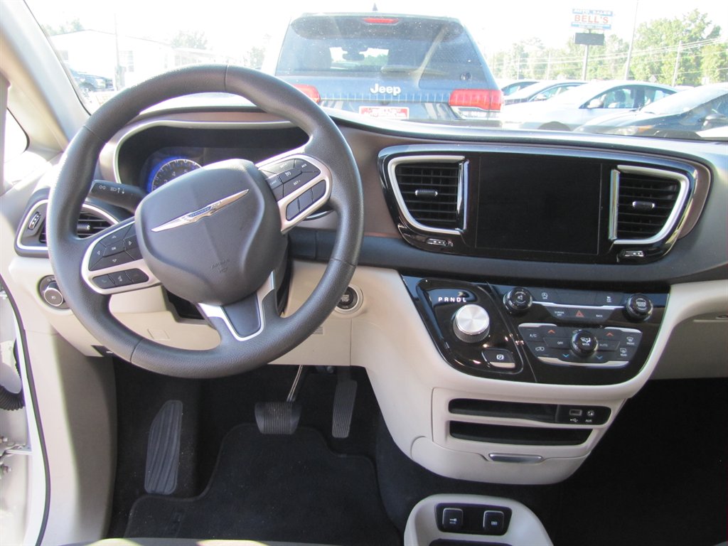 Chrysler Pacifica photo 8
