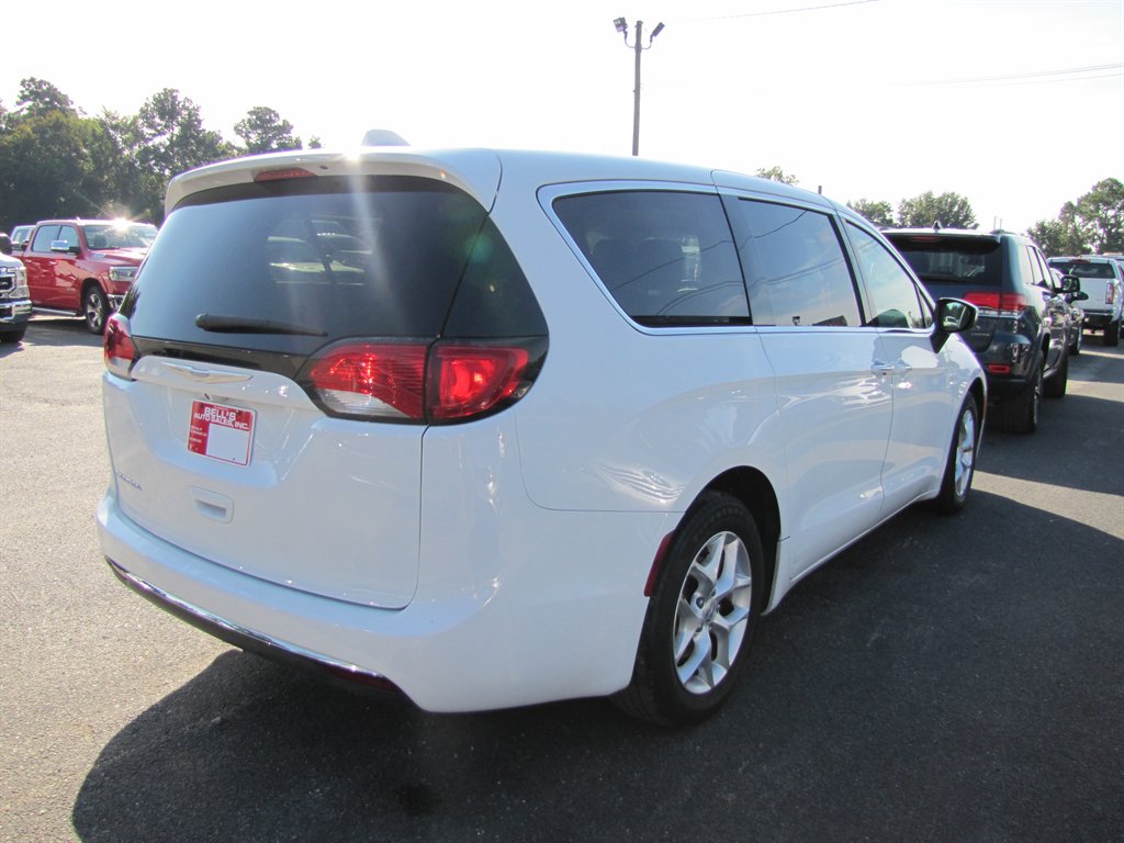 Chrysler Pacifica photo 3