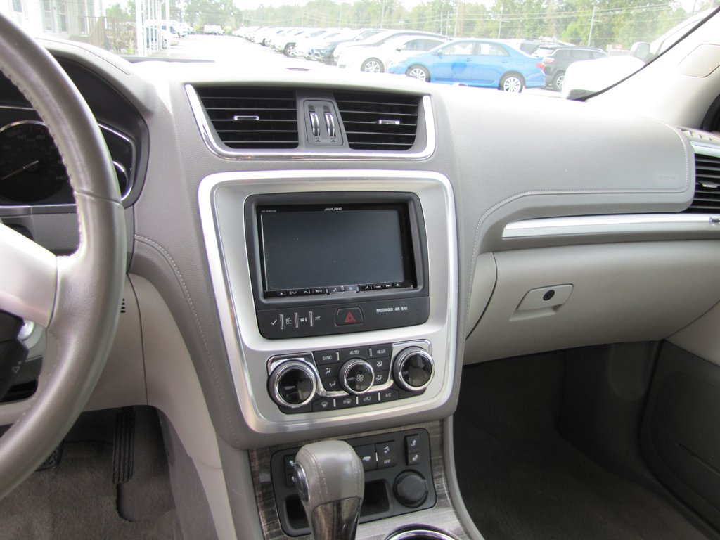 GMC Acadia photo 14