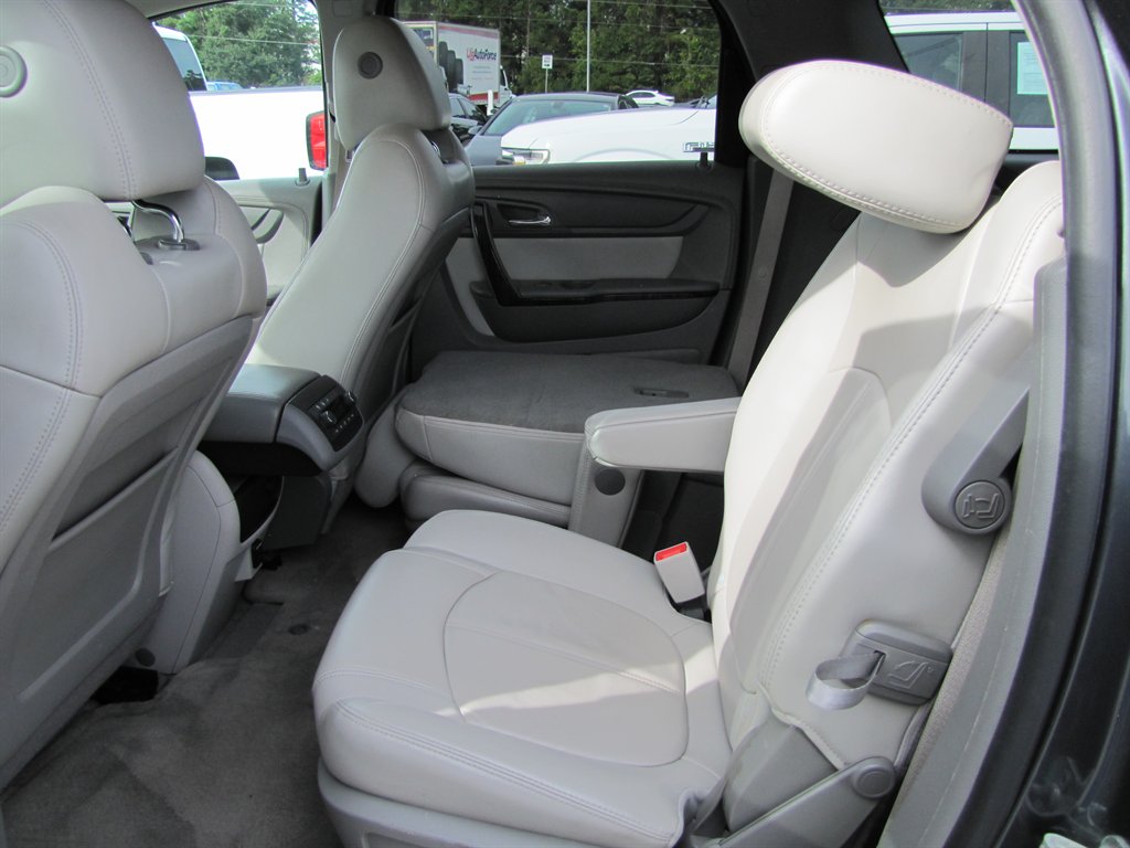 GMC Acadia photo 12