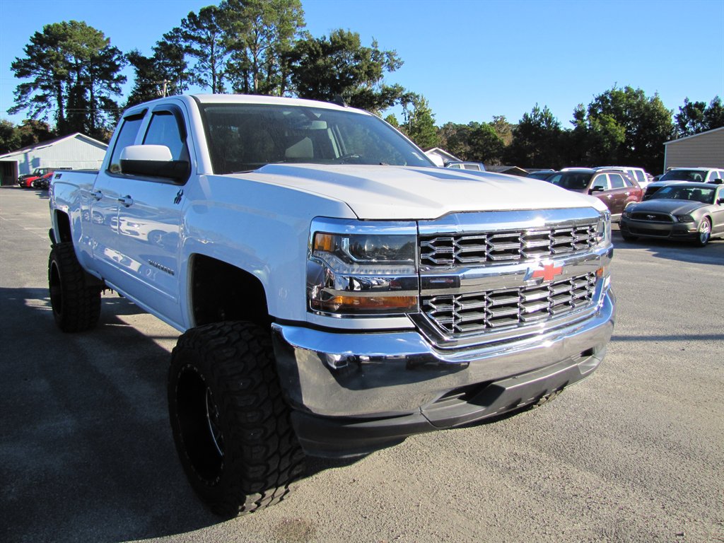 Chevrolet Silverado photo 3