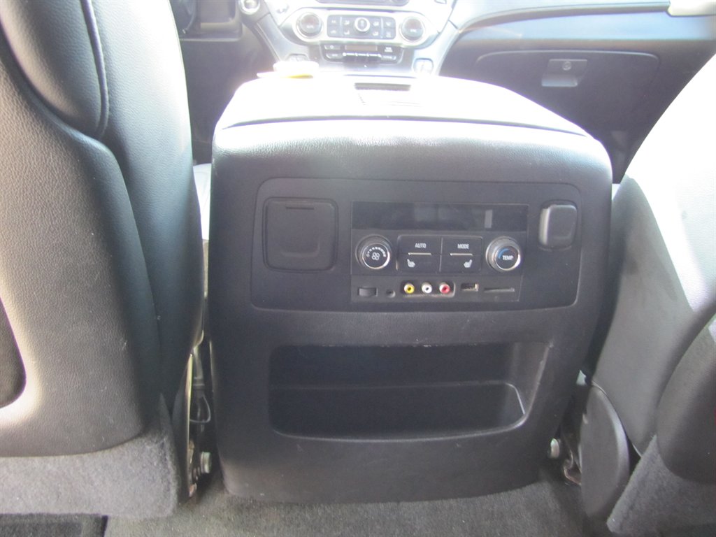 Chevrolet Suburban photo 11