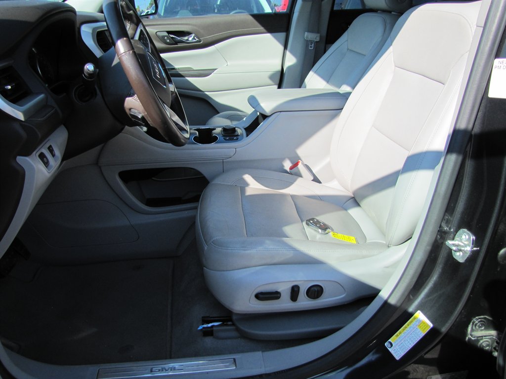 GMC Acadia photo 13